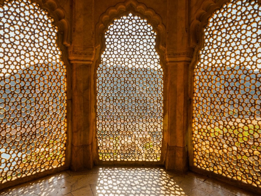 Ein Fenstermuster im Amber Fort, Jaipur