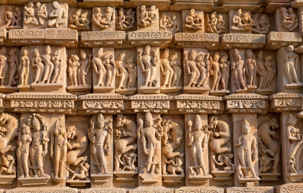 Skulpturen in einem Kamasutra Tempel von Khajuraho - Rundreise Nordindien