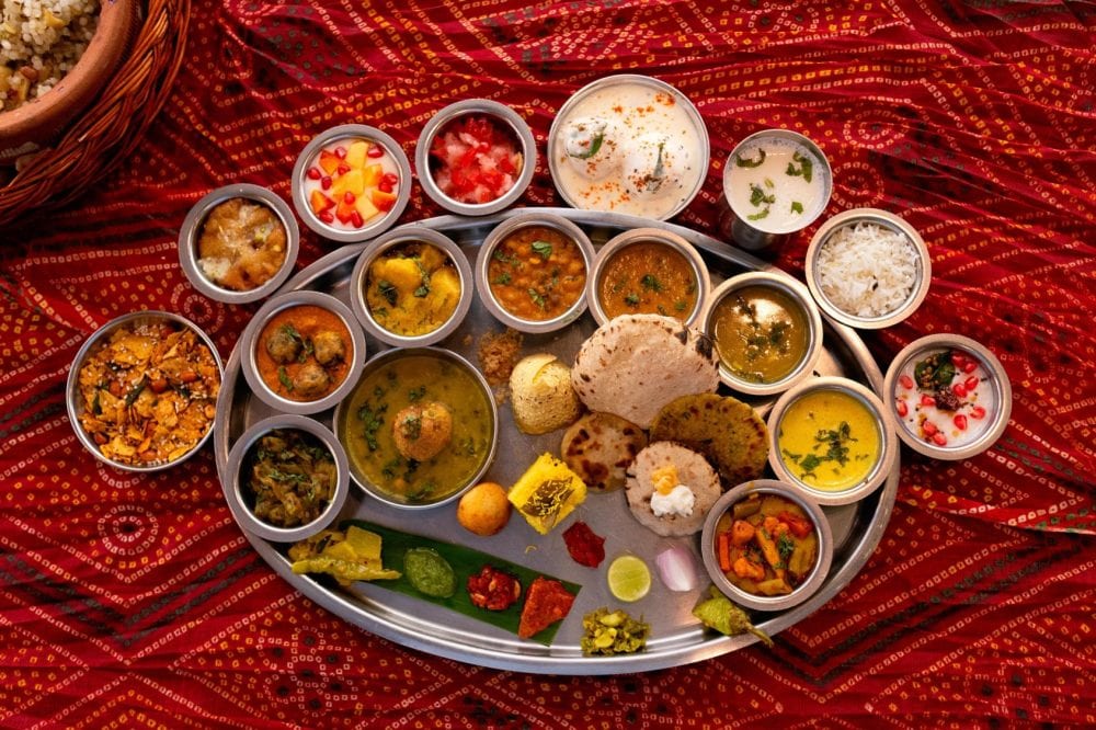 Kosten Sie die Küche Westindiens: eine traditionelle Gujarati Thali