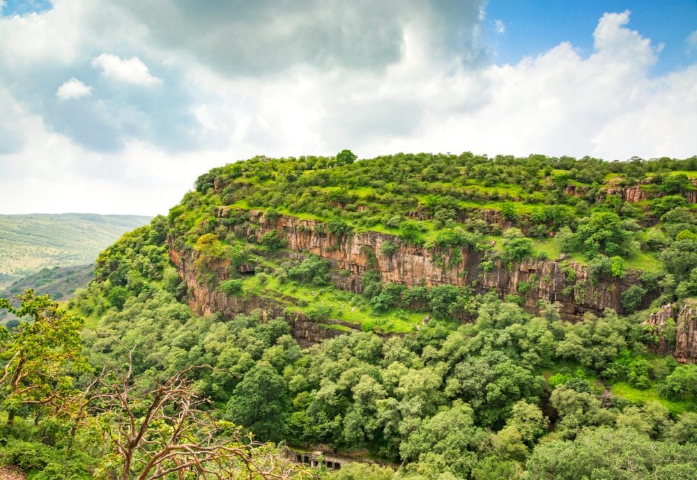 Traumhafte Landschaft: Kliff im Ranthambore-Nationalpark - Nationalpark Rundreise Indien