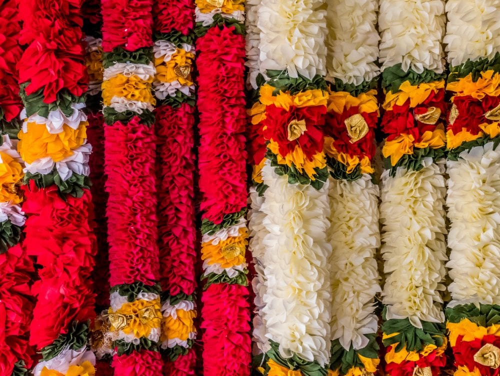 Blumengirlanden auf einem Markt in Südindien