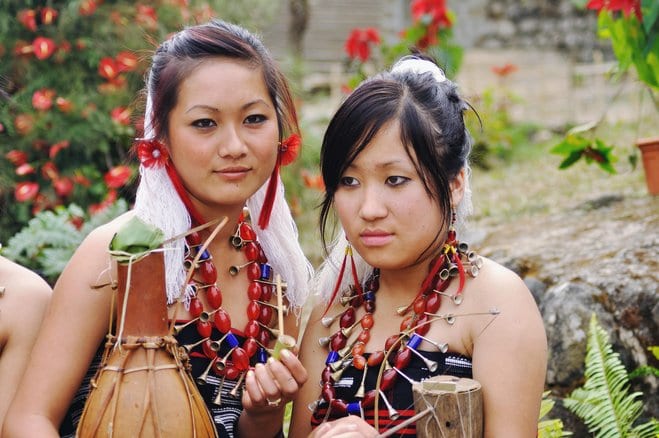 Angami-Naga: Frauen in Kohima während des Hornbill-Festivals - Reise Nagaland