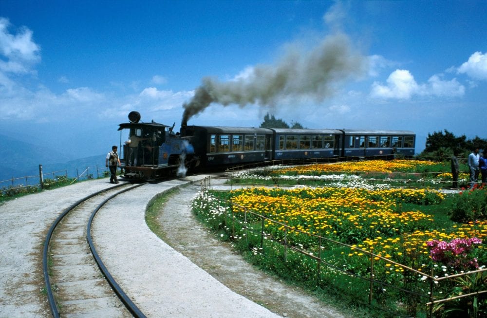 Eine Toy Train (Darjeeling Himalayan Railway) in Darjeeling
