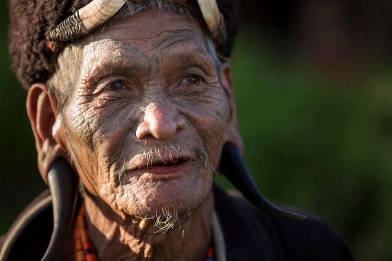 Ein älterer Mann des Konyak-Naga-Stammes mit Gesichtstätowierungen - Nagaland Reise