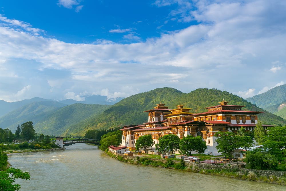 Die riesige Punakha Dzong Klosterfestung in Punakha auf einer Sikkim & Bhutan Rundreise