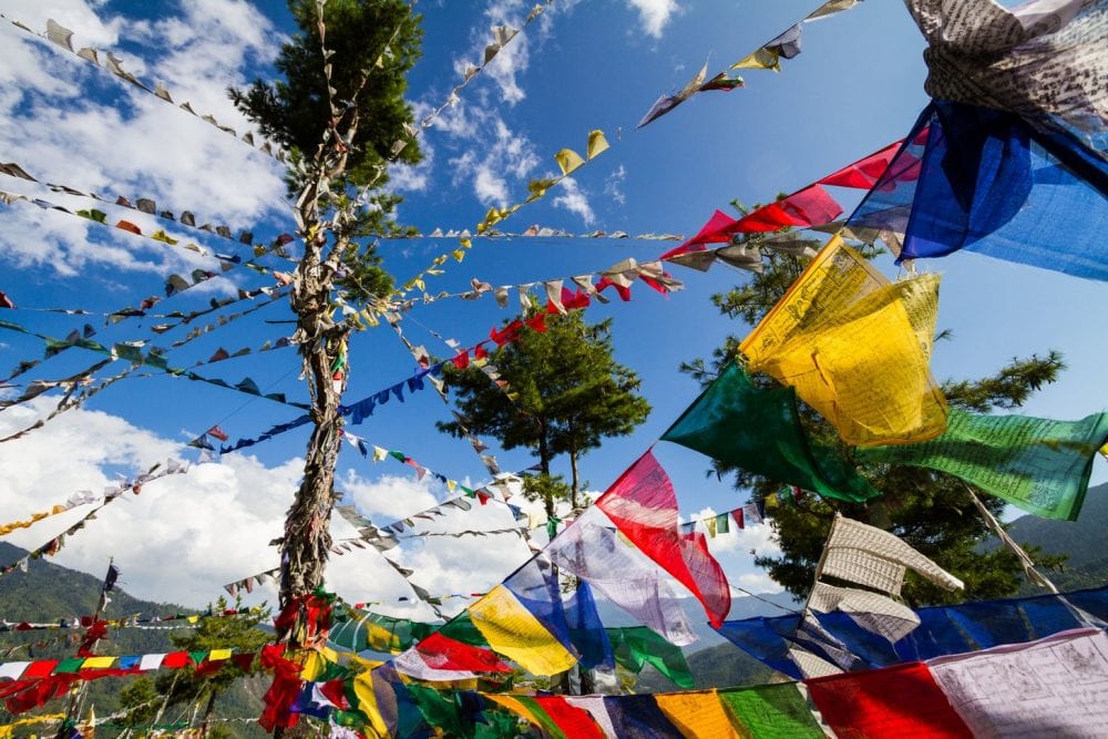 Wehende Gebetsflaggen in Thimphu tragen die Gebete hinauf zu den Göttern