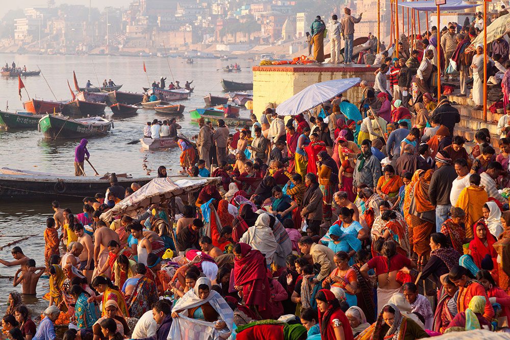 Das farbenprächtige Schauspiel der rituellen Waschungen im Ganges findet an den Ghats statt