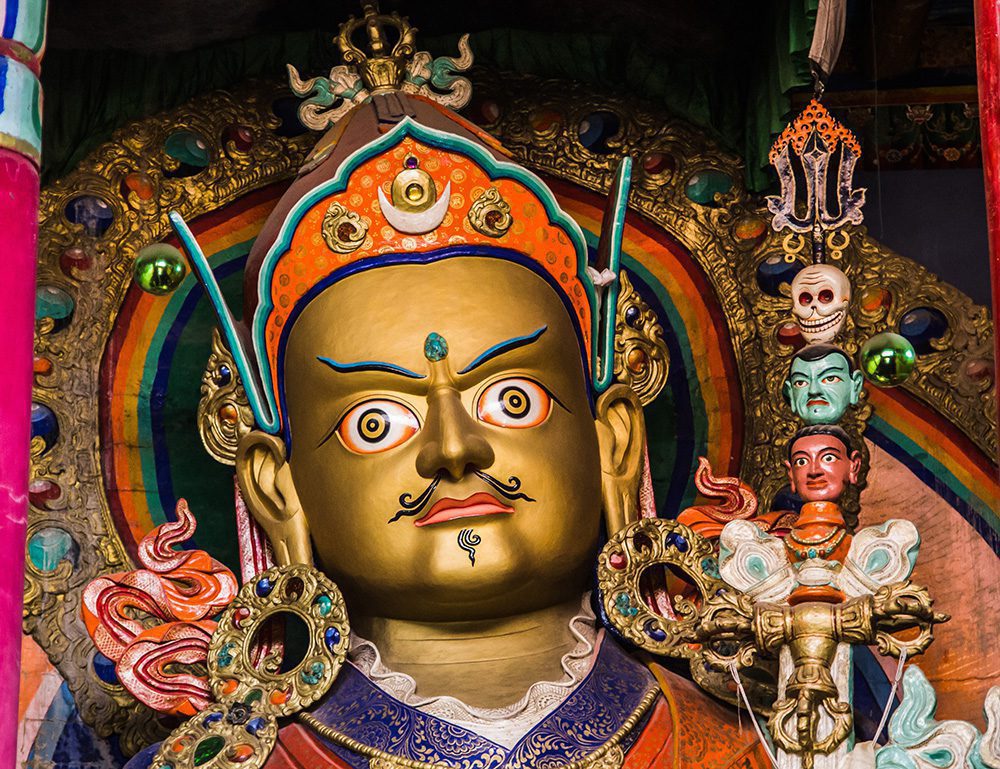 Die Statue des Guru Padmasambhava im Inneren des Hemis-Klosters