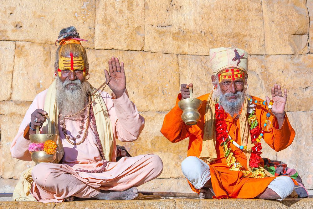 Zwei heilige Sadhus (asketisch lebende Mönche) in Varanasi