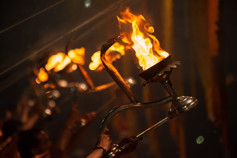 Eine Feuer Zeremonie in Varanasi (Nordindien)