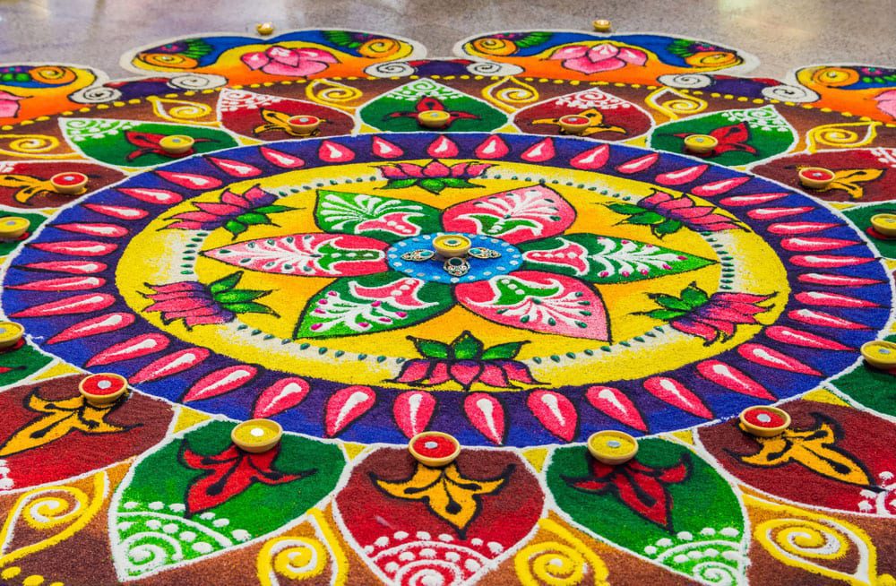 Wunderschönes "Rangoli" während dem Diwali Fest: ein traditionelles Muster aus farbigem Pulver