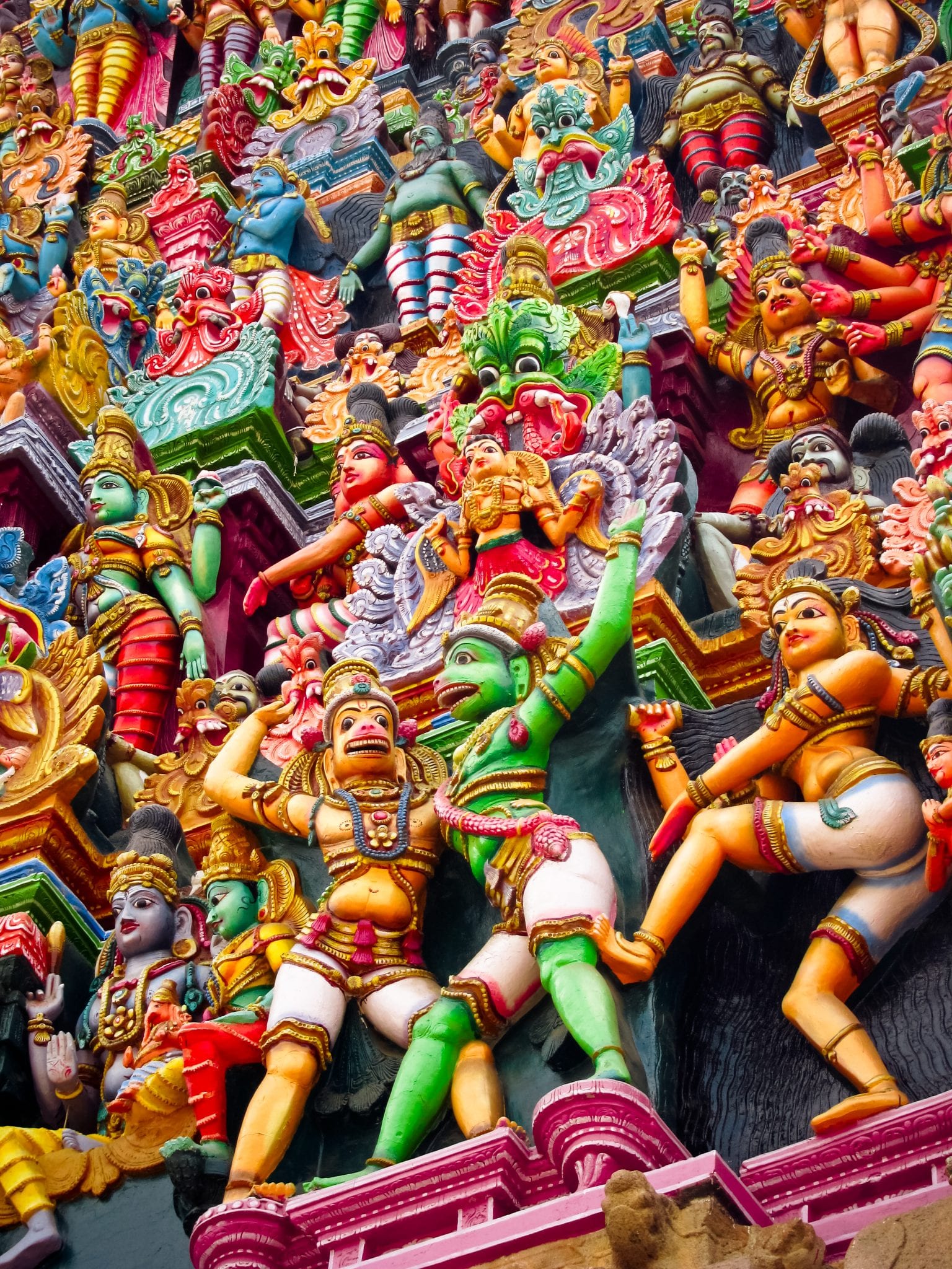 Südindien Reisen: bunte Skulpturen in einem Tempel