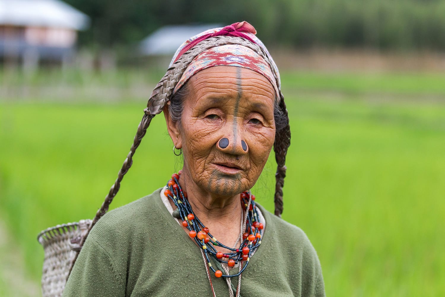 Eine Frau des Apatani-Stammes in Ziro (Arunachal Pradesh) mit traditionellen Nasenpflöcken und Gesichtstätowierung