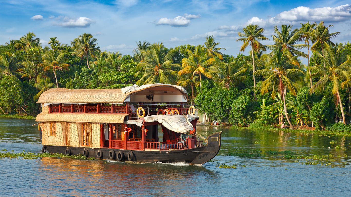 Ein Hausboot in den Backwaters von Alapuzzha in Kerala