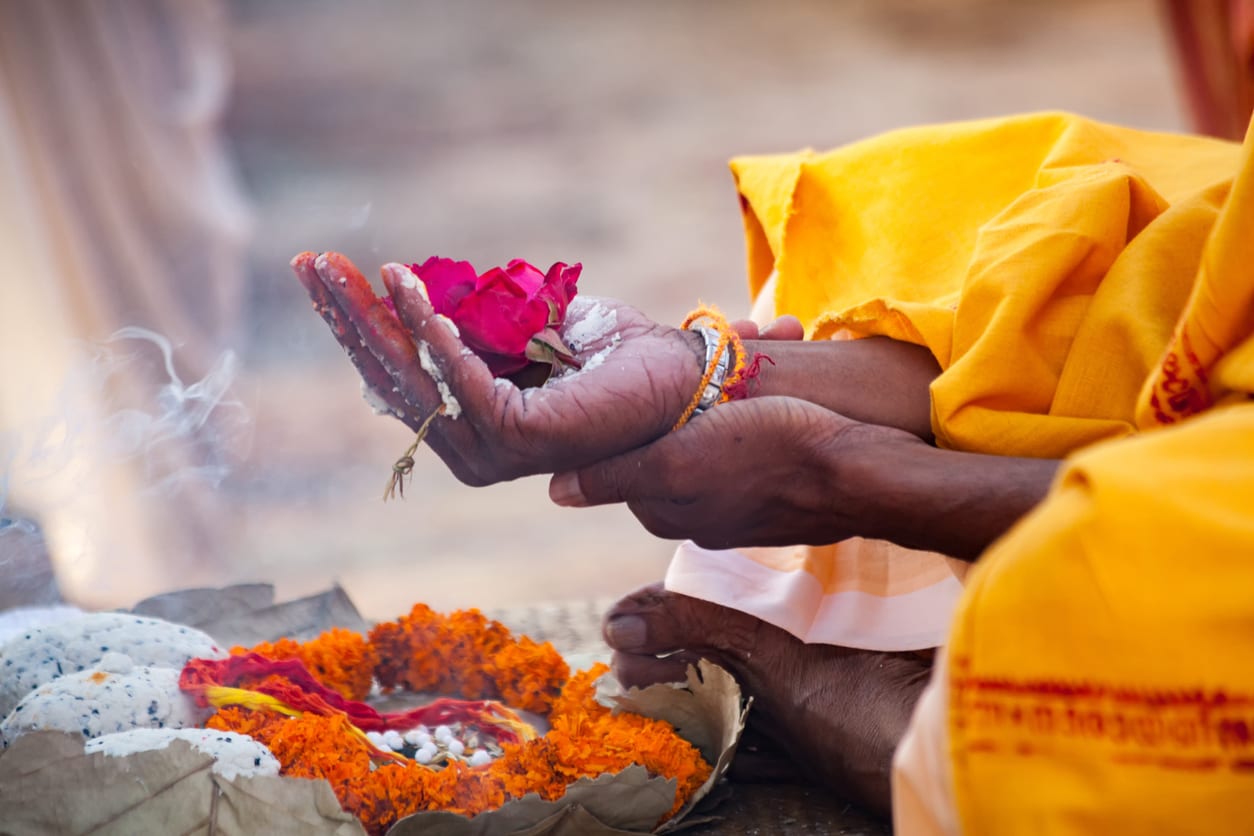 Erleben Sie faszinierende Zeremonien in der heiligen Stadt Varanasi am Ganges-Fluss