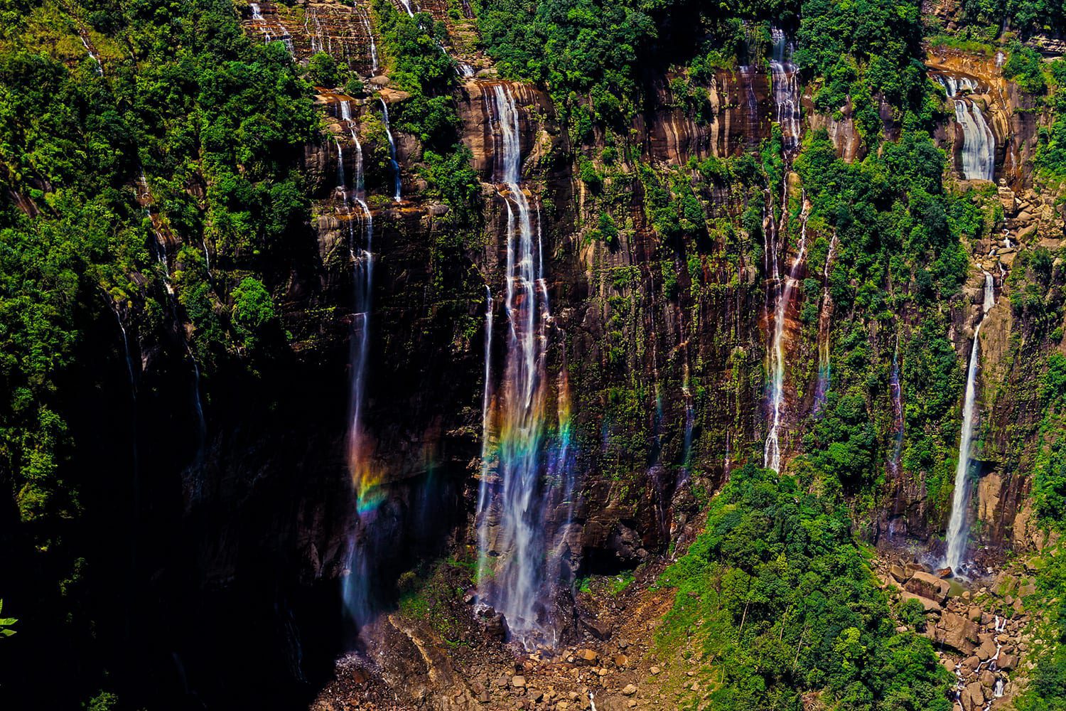 Die wunderschönen Nohsngithiang-Wasserfälle bei Cherrapunji in Meghalaya