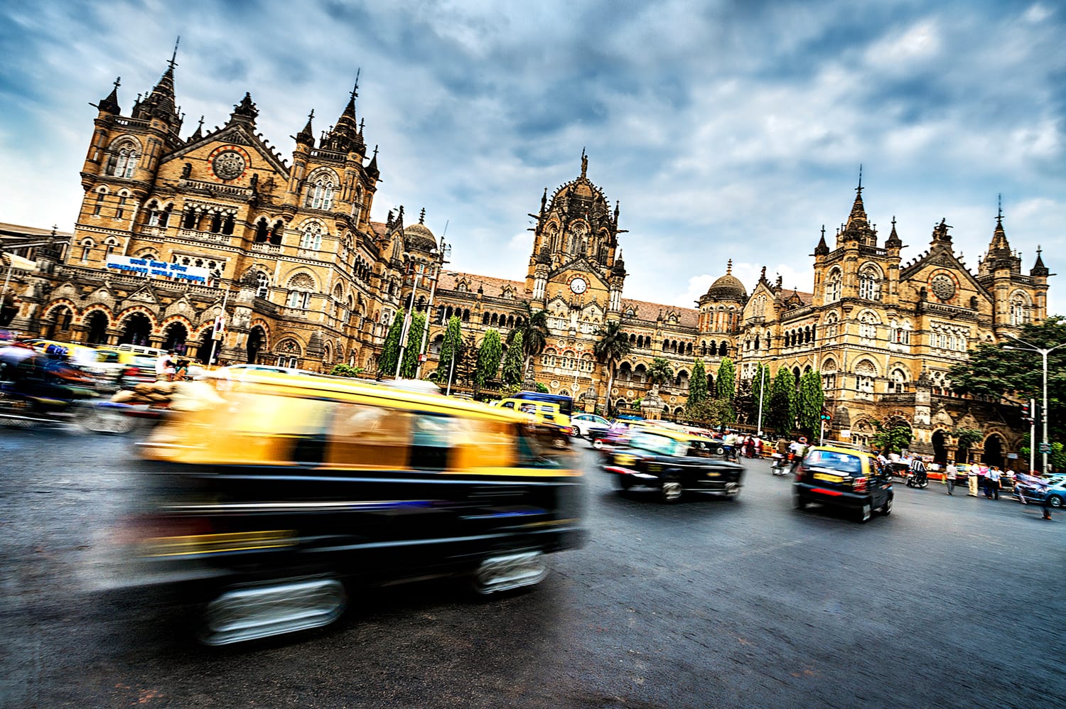 Entdecken Sie auf Indien Reisen pulsierende Metropolen - der Chhatrapati Shivaji Terminus in Mumbai