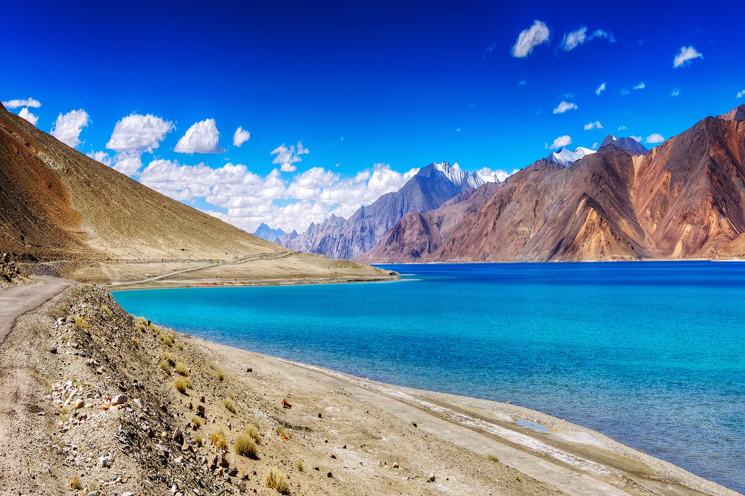 Der spektakuläre Pangong Tso See in Ladakh 
