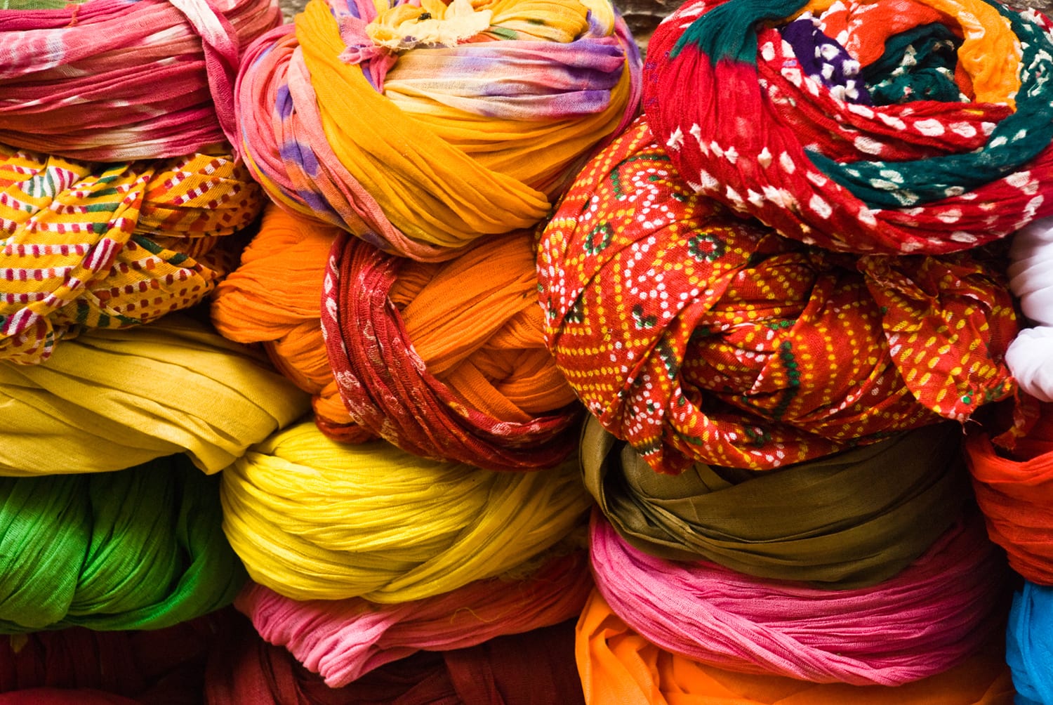 Indien ist unfassbar farbenfroh: bunt gewickelte Turbane aus Rajasthan in Nordindien