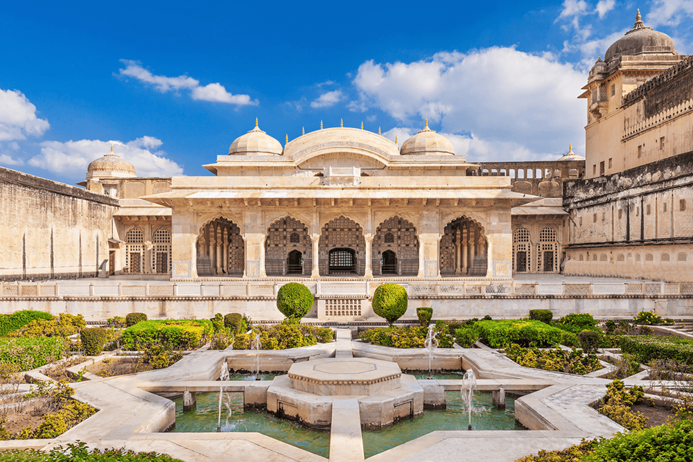 Der wunderschöne Garten vor dem Spiegelpalast Sheesh Mahal