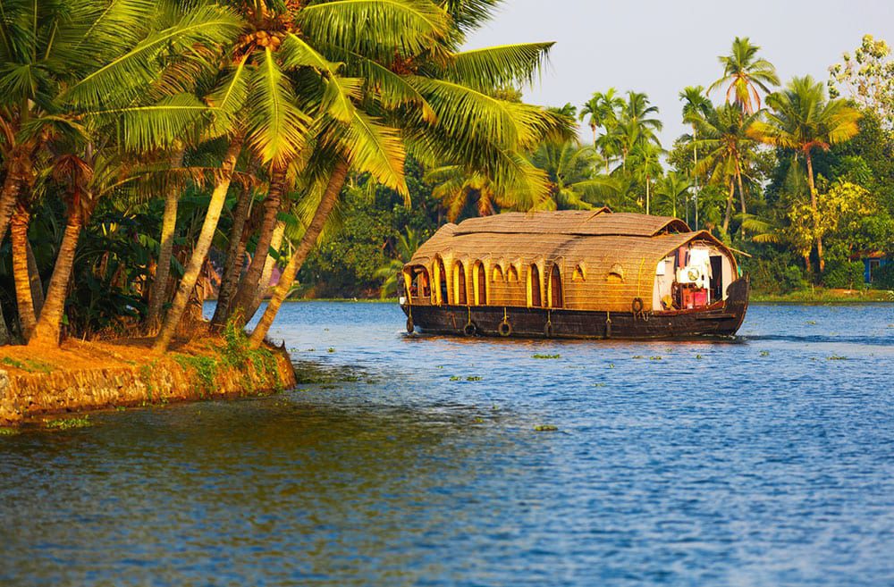 Ein Hausboot auf den Backwaters von Kerala, Südindien
