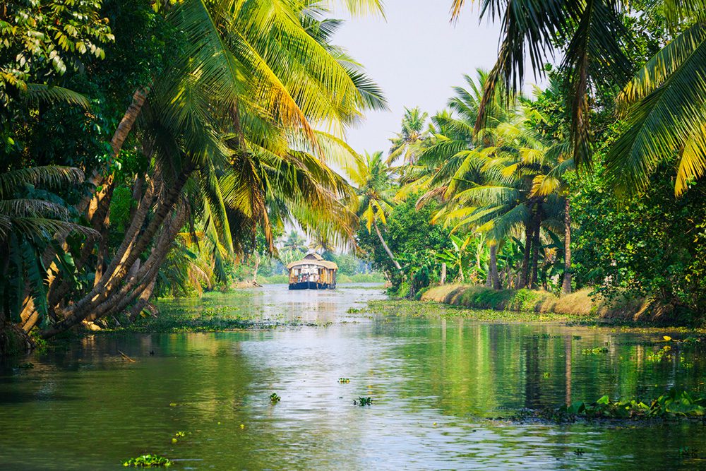 Ein Hausboot auf den Backwaters von Alappuzha in Kerala (Südindien)