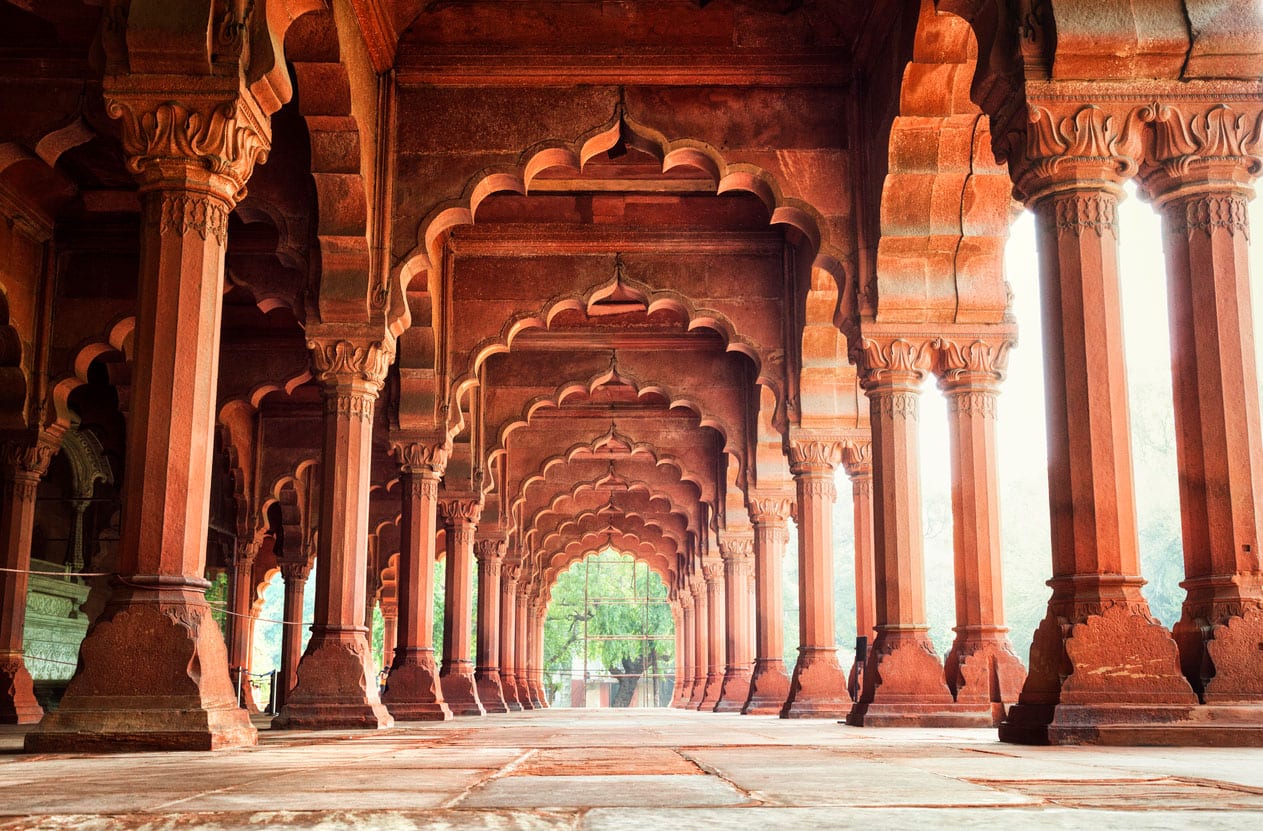 Wunderschöne Säulen im Roten Fort von Delhi - Indien Privatreise mit Chauffeur