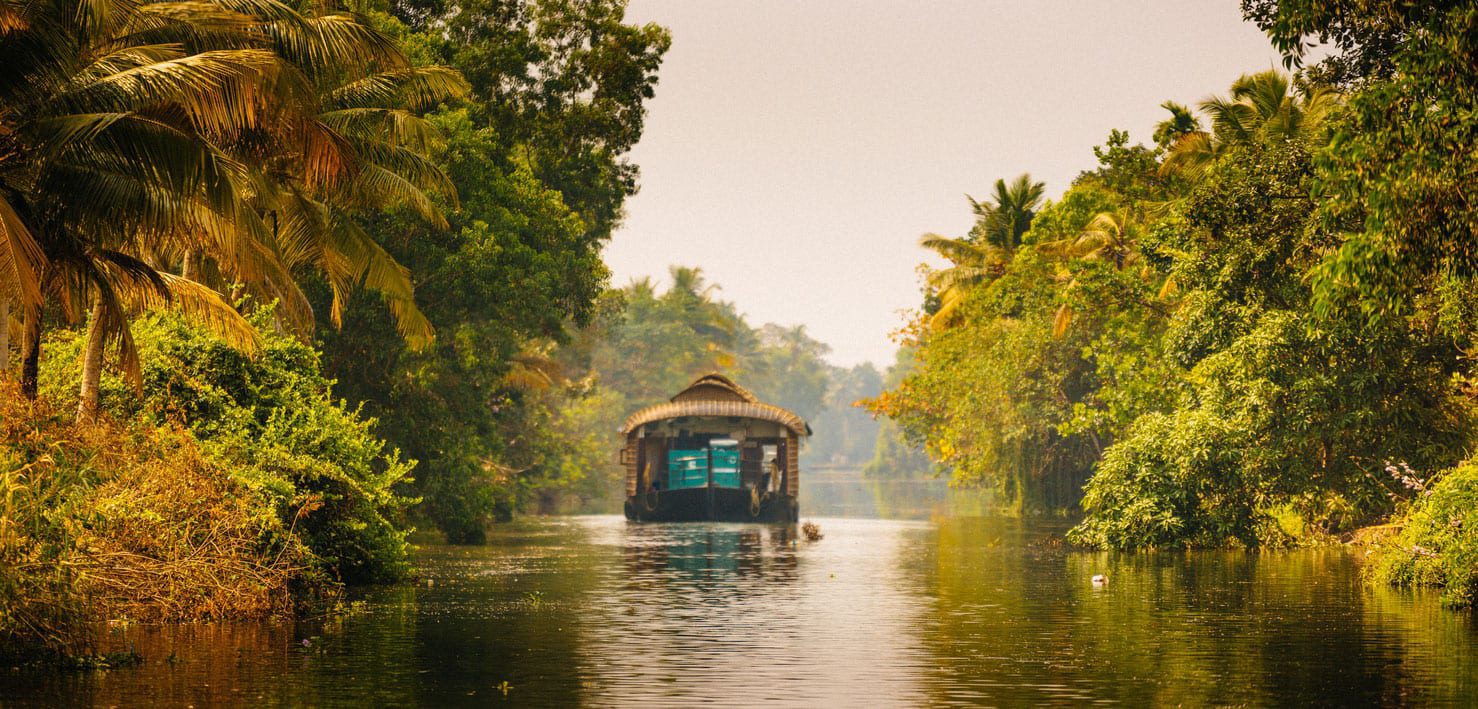 Unternehmen Sie eine erlebnisreiche Hausbootfahrt auf den Backwaters von Alleppey während einer Indien Privatrundreise