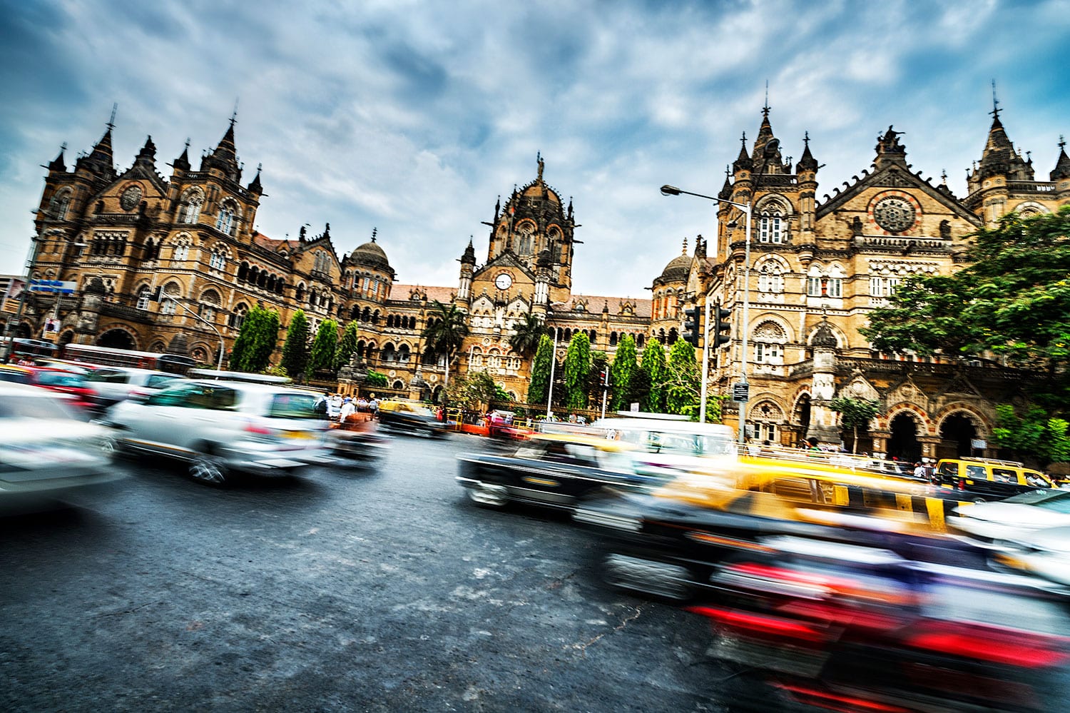 Entdecken Sie lebhafte Metropolen wie das geschäftige Mumbai in Indien