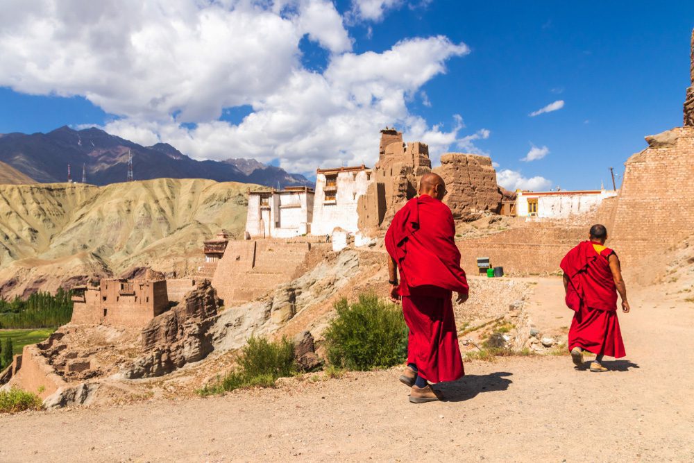 Zwei Mönche bei dem schönen Basgo-Kloster