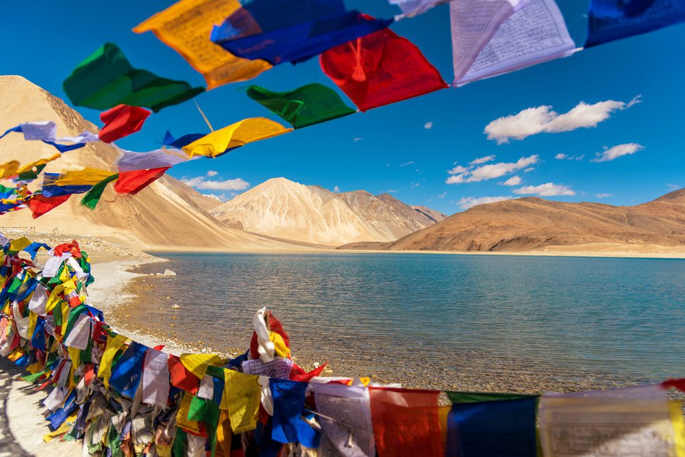 Gebetsflaggen am malerischen Pangong-Tso-See in Ladakh