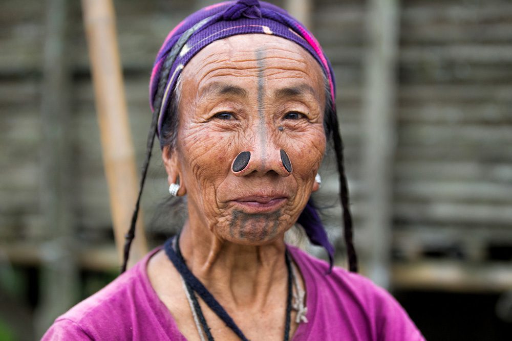 Eine Stammesangehörige des Apatani-Dorfes in Ziro mit traditioneller Gesichtstätowierung und Nasenpflöcken