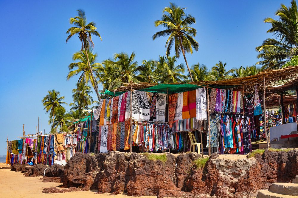 Der farbenprächtige Hippiemarkt am Strand von Anjuna in Goa