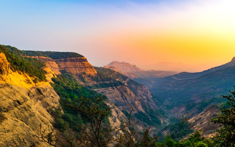 In Matheran können Sie auf Ihrer Maharashtra Reise atemberaubede Aussichten auf die Westghats genießen
