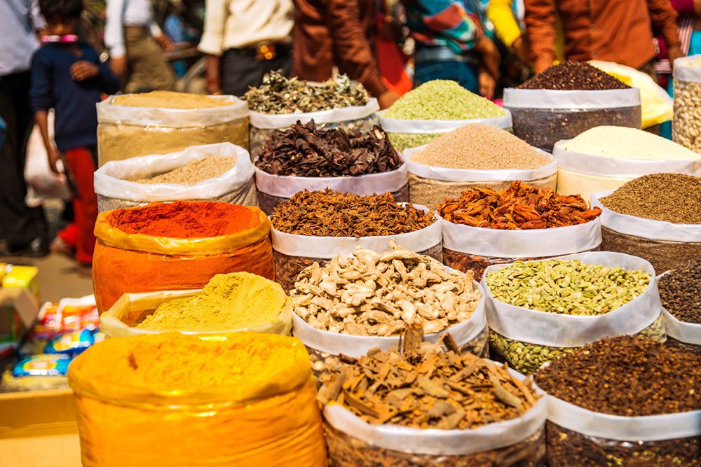 Farbenfroher Gewürzmarkt in Delhi, der Hauptstadt von Indien