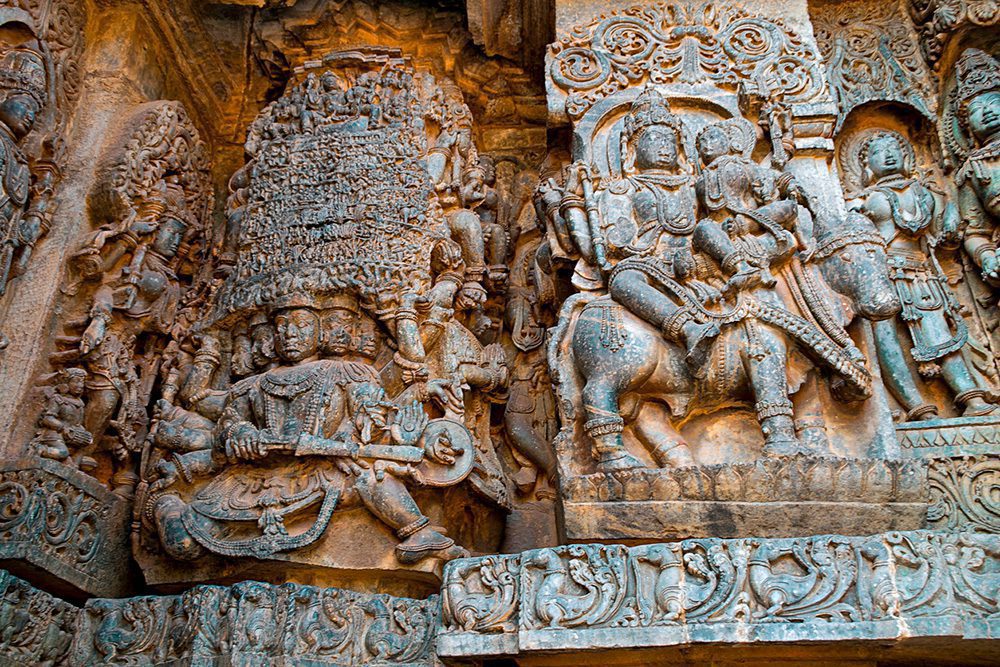 Detaillierte Skulpturen an den Seitenwänden vom Hoysaleshwara-Tempel in Halebid