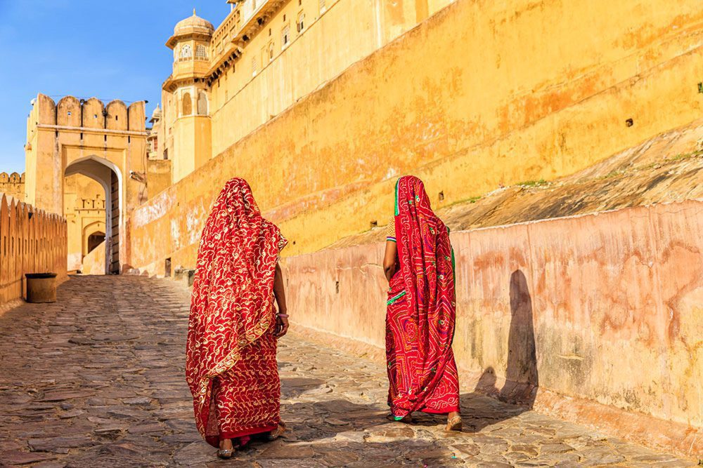Zwei indische Frauen auf dem Weg zum Amber Fort in Jaipur