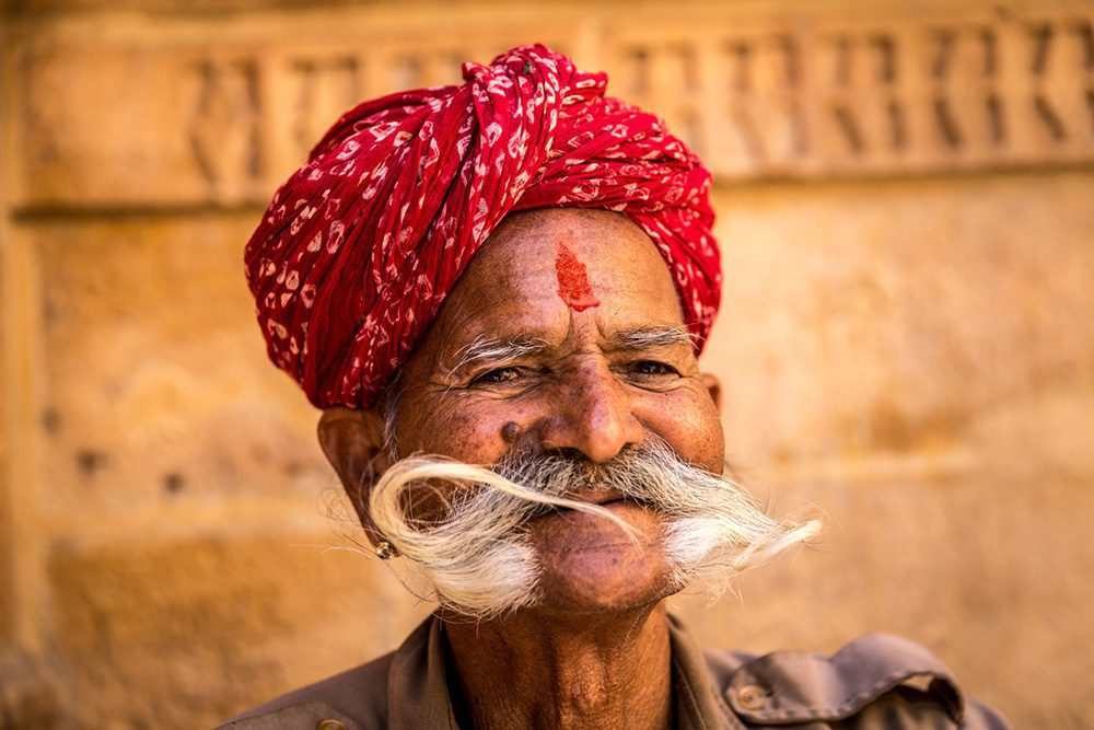 Ein Mann mit traditionellem Turban in Rajasthan