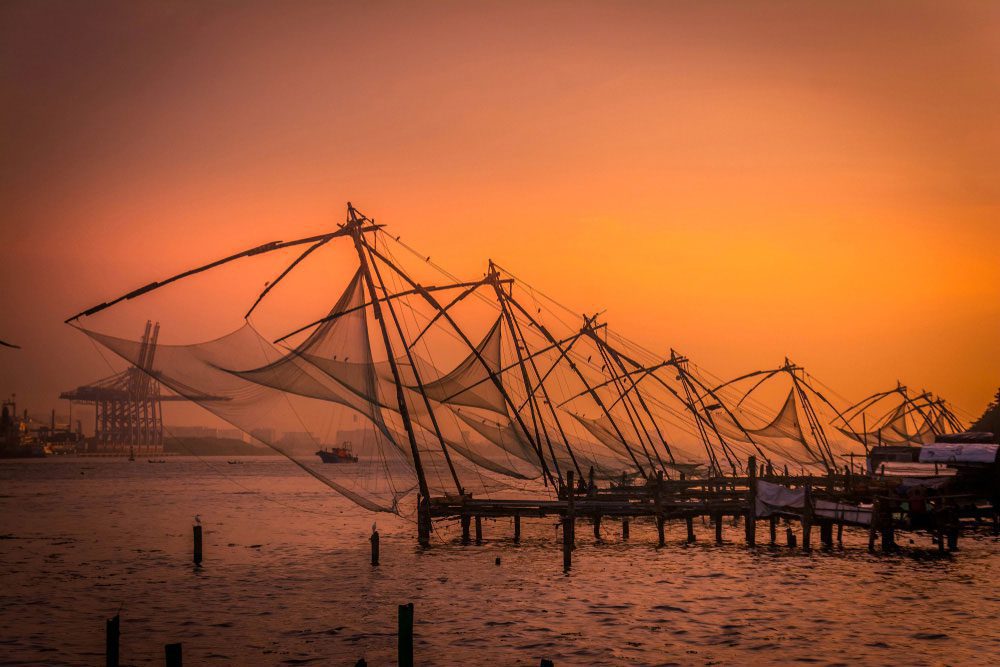 Chinesische Fischernetze in der Hafenstadt Kochi