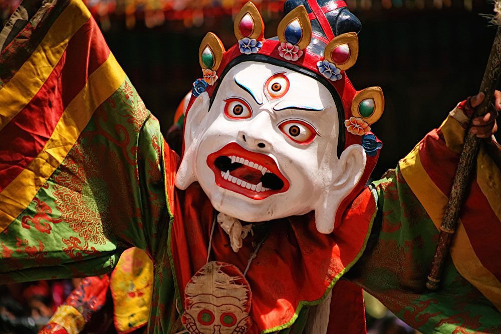 Ein Maskentanz während des Klosterfestes in Hemis, Ladakh