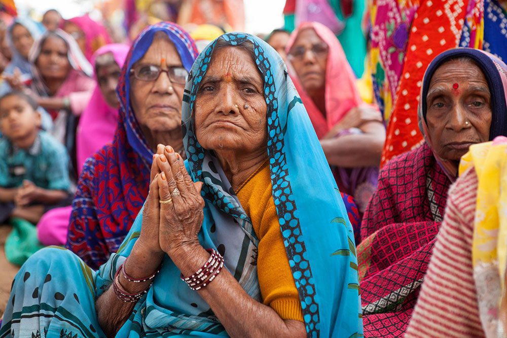 Betende Pilger im hinduistischen Wallfahrtsort Omkareshwar