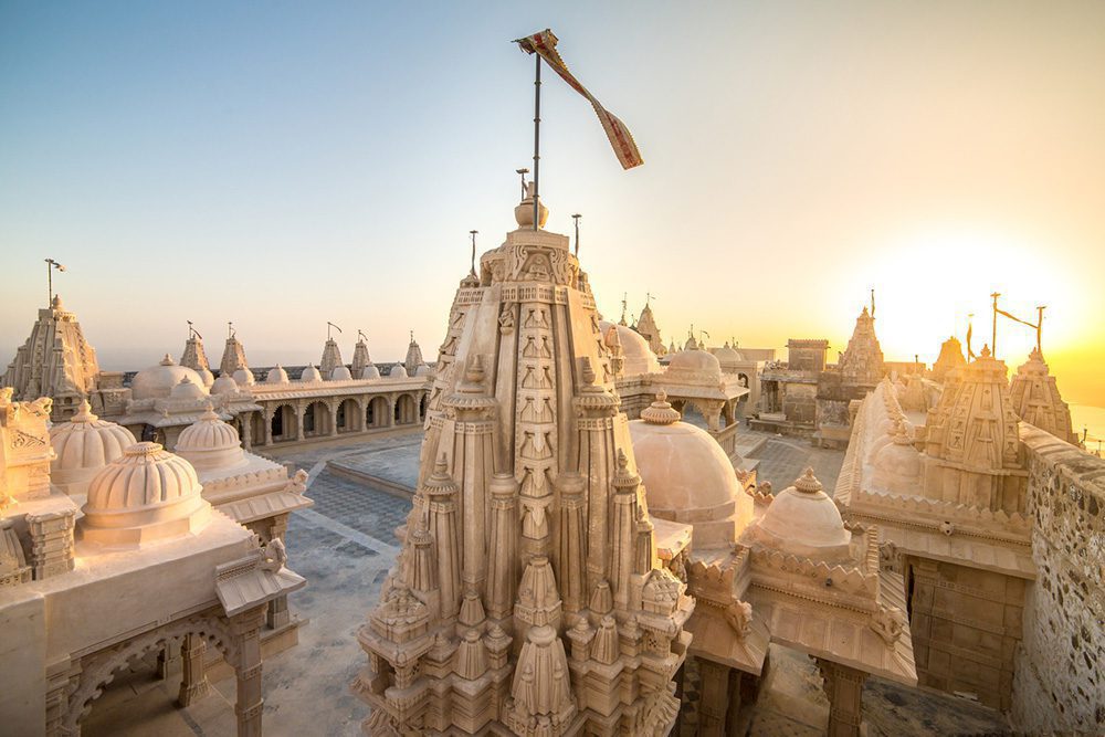 Die Jain-Tempel von Palitana auf dem Shatrunjaya-Hügel, Gujarat (Indien)