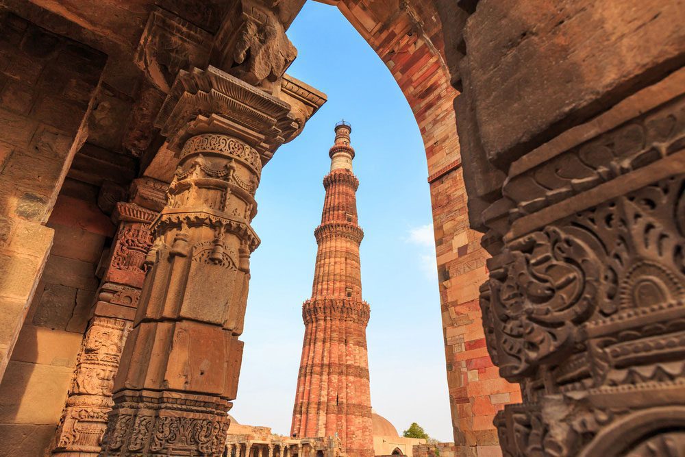 Die Qutb Minar Siegessäule in Delhi