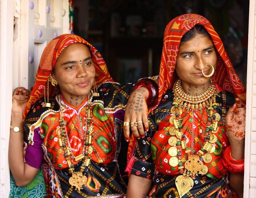 Farbenfroh gekleidete Frauen der Rabari-Stammesgemeinschaft in einem Dorf nahe Dasada