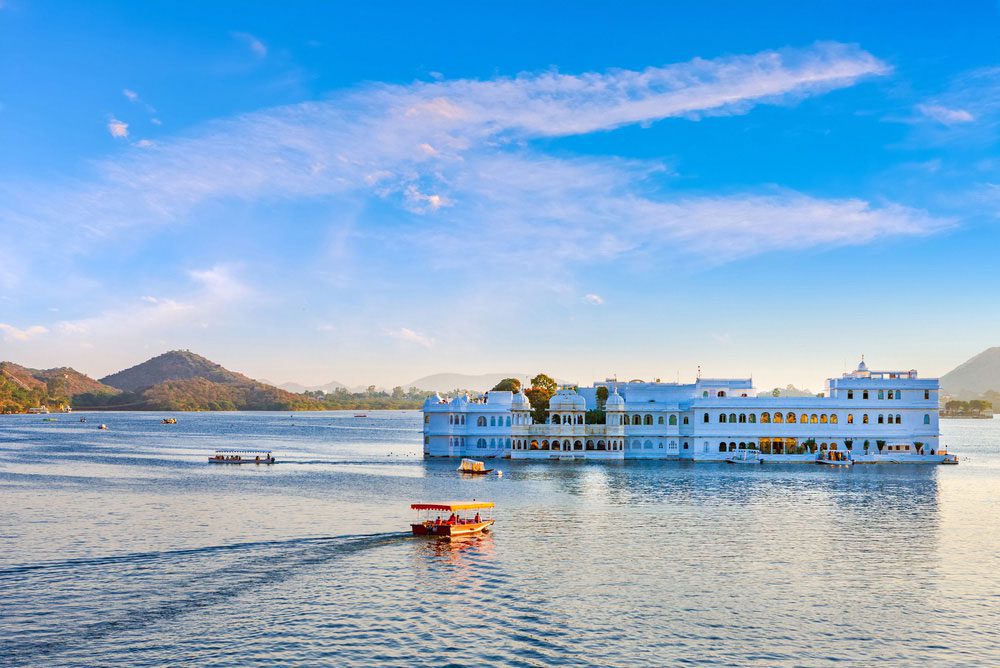 Der wunderschöne Pichola-See mit dem Seepalast in Udaipur