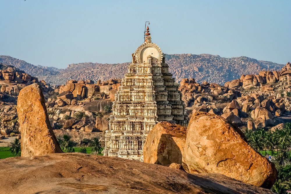Der Virupaksha-Tempel in der Ruinenstätte von Hampi - Südindien Individualreise