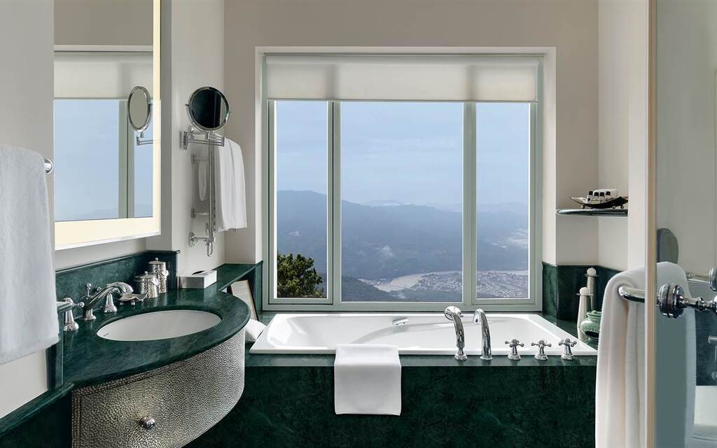 Die Ananda Suite im Ananda in the Himalayas bietet ein luxuriöses Badezimmer mit atemberaubendem Panoramablick auf die Himalaya-Berge.