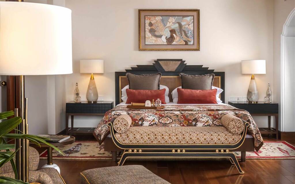 Elegantes Schlafzimmer der Ananda Suite im Ayurveda-Resort Ananda in the Himalayas mit aufwendiger Einrichtung im kolonialen Stil.