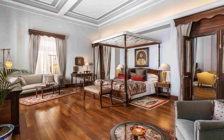 Das großzügige Schlafzimmer der Viceregal Suite im Ananda in the Himalayas verbindet koloniales Erbe mit indischer Eleganz.