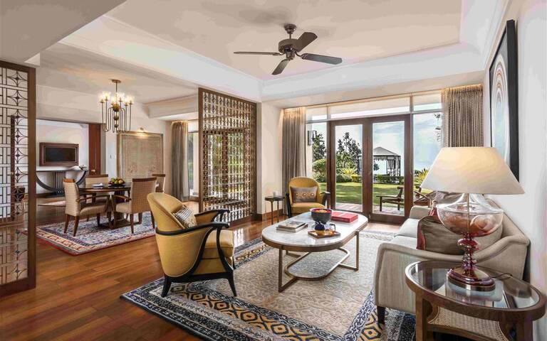 Die geräumige Ananda Suite im Ananda in the Himalayas verbindet koloniale Eleganz mit Blick in den tropischen Garten.
